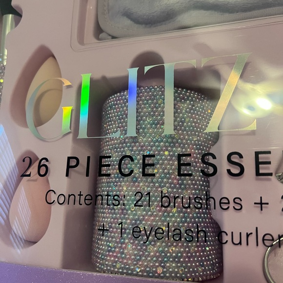 GLITZ AND GLAM HOLIDAY MAKEUP BRUSHES - Picture 4 of 9